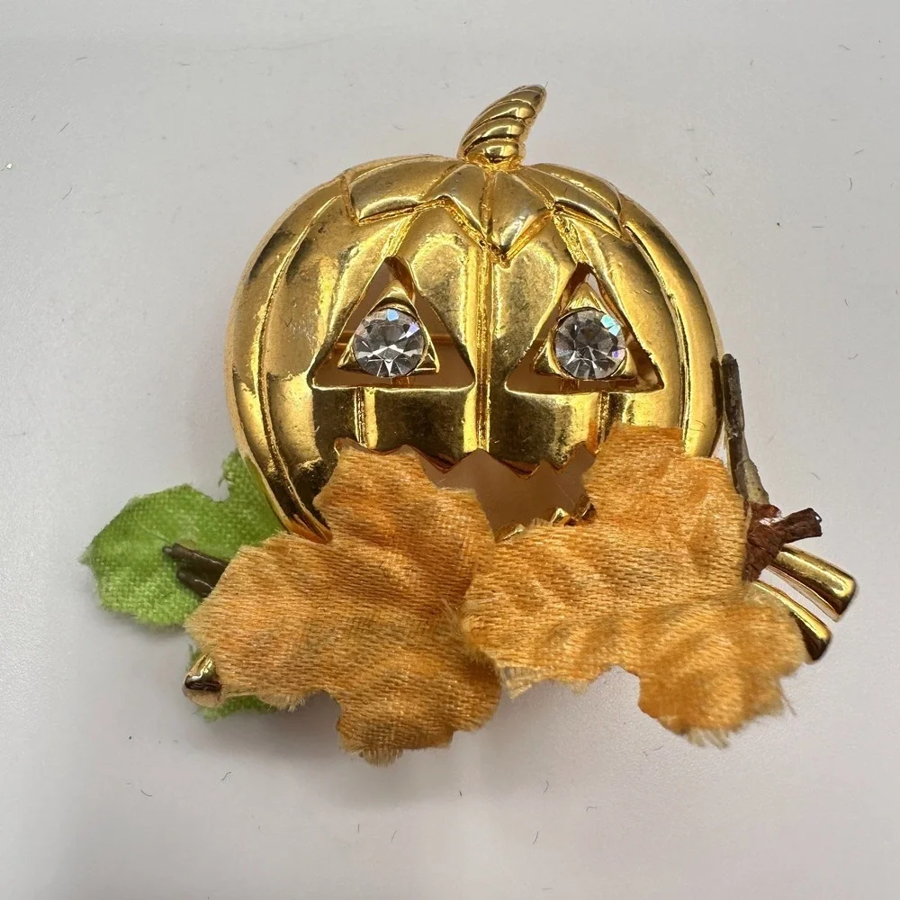 Vintage‎ 90s Halloween Pumpkin Brooch Gold Tone Clear Rhinestone Eyes Fall Leaf